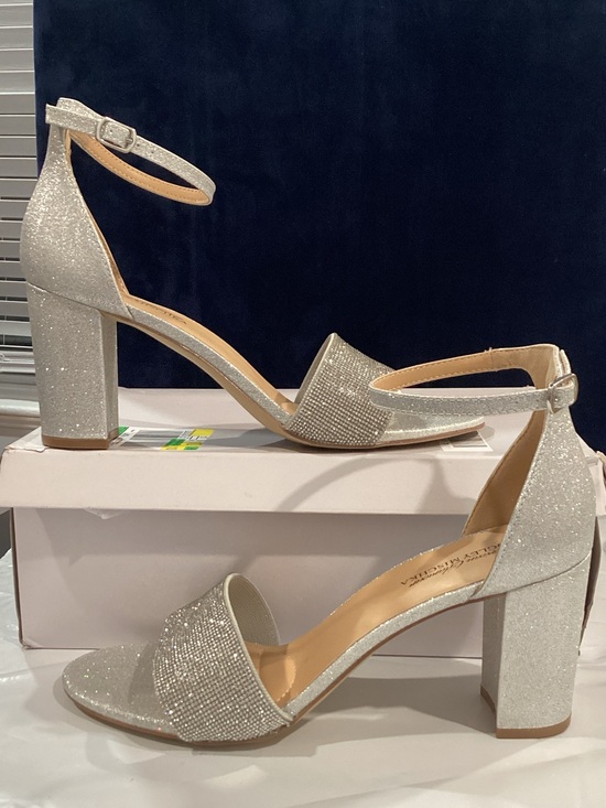 Badgley Mischka Shoes - Badgley Mischka Lettie Silver Glitter Block Heel Sandals NIB Size 9.5